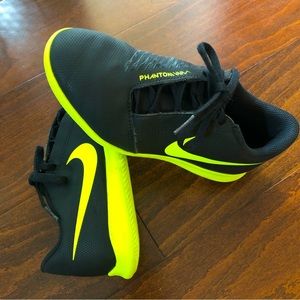 Nike Phantom VNM Kids Indoor Soccer Shoes, Black & Lime Green, Kids size 2Y (US)